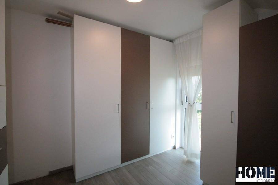 Schlafzimmer mit praktischen Einbauschränken in Weiß und Braun, die den Raum optimal nutzen.