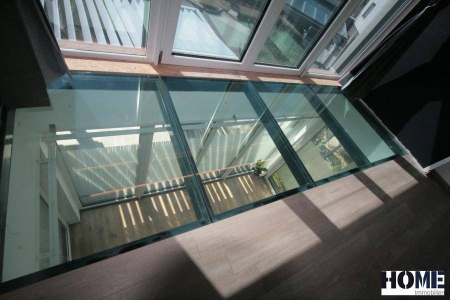 Detailansicht des innovativen Glasbodens und der Dachfenster, die Licht in die darunterliegende Etage bringen.