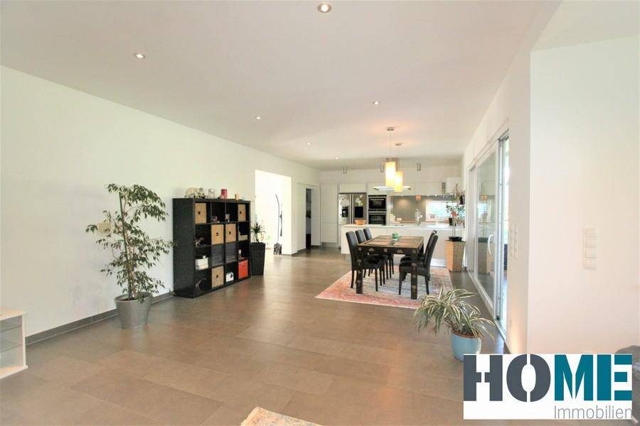 Geräumiger offener Wohnbereich mit Esszimmer und moderner Küche, ideal für geselliges Beisammensein.