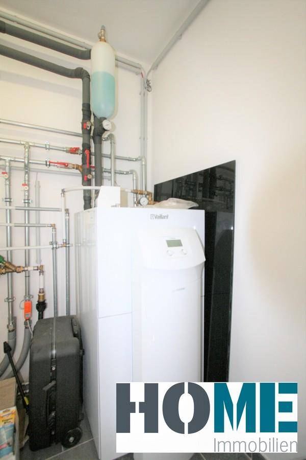 Technikraum mit moderner Heizungsanlage und sichtbaren Rohrleitungen, gut zugänglich.
