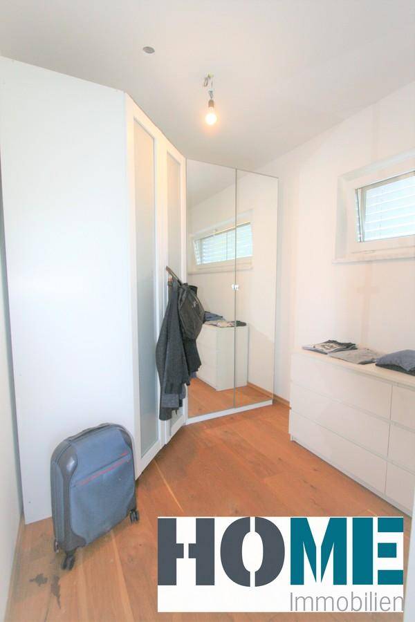Kleiner Raum mit Spiegelschrank, Kommode und Holzboden, ideal als Ankleidebereich.