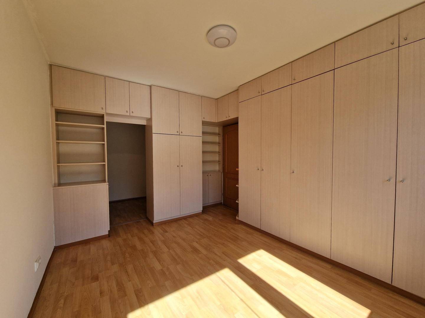 3. Zimmer mit Kästen und viel Stauraum