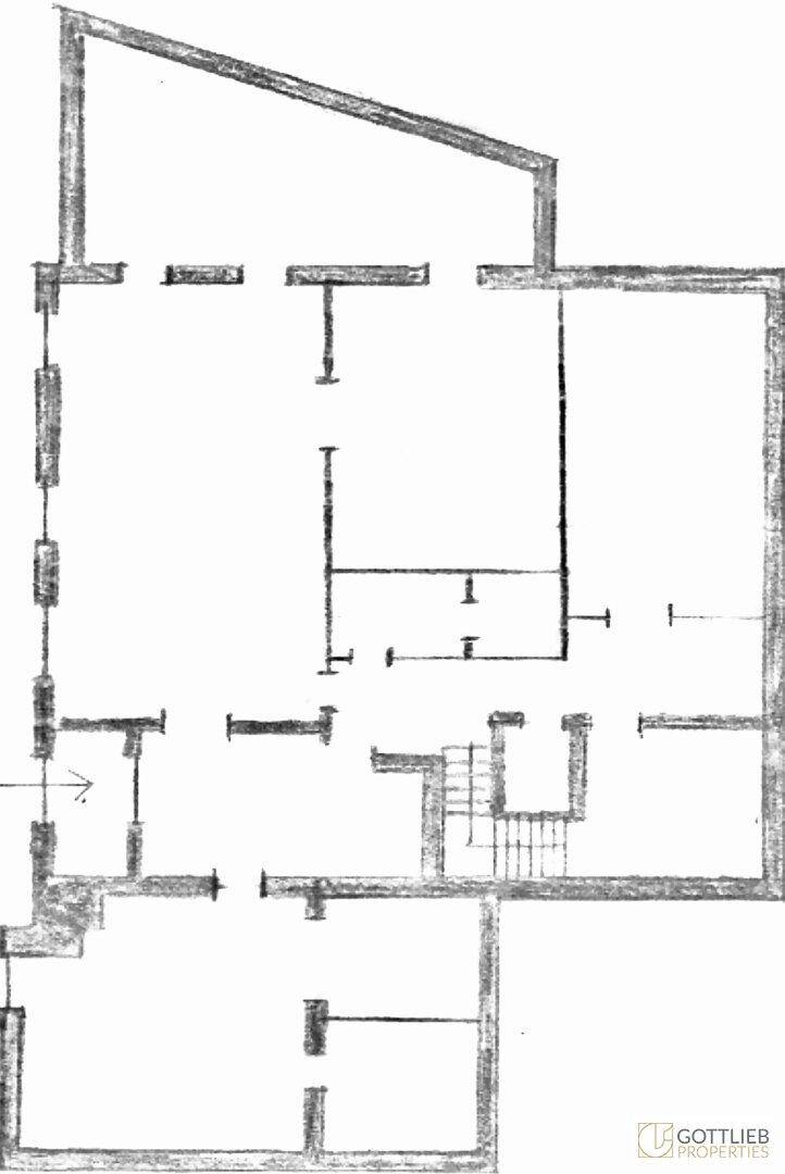 Skizzierter Grundriss eines Stockwerks mit mehreren Räumen und einem Treppenhaus, das die Aufteilung zeigt.
