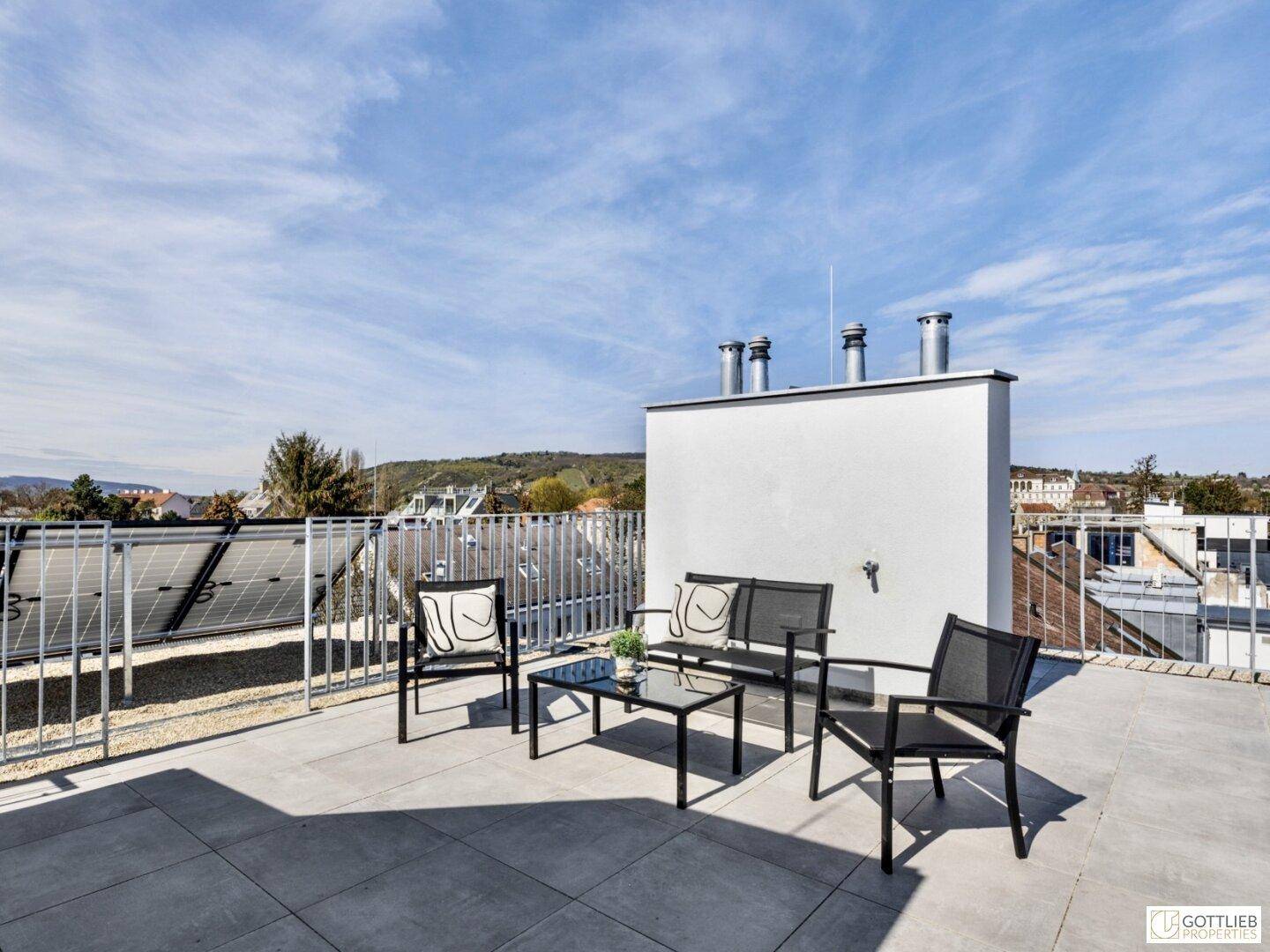 Geräumige Dachterrasse mit Sitzgelegenheiten, Solaranlage und weitem Ausblick.