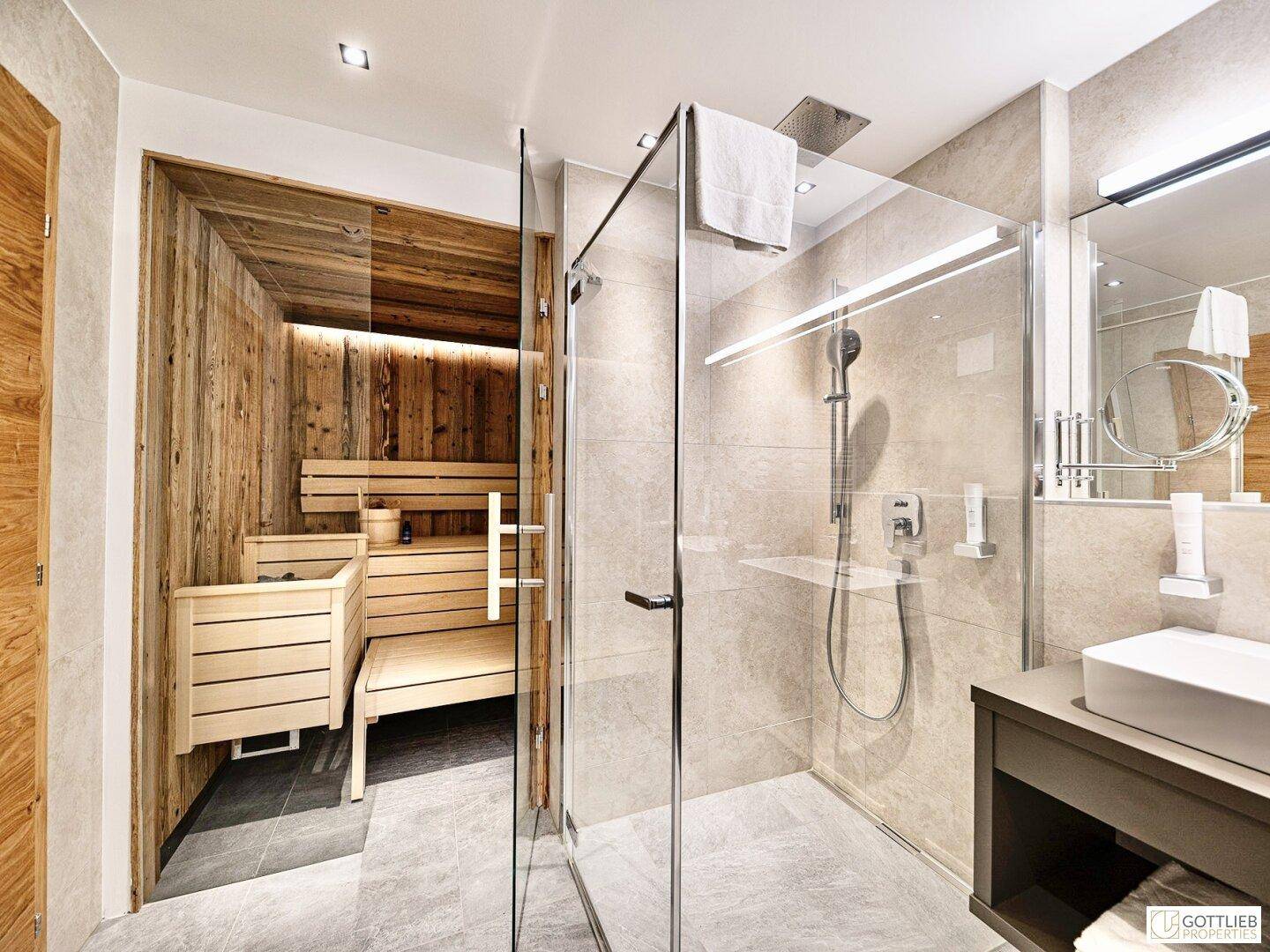 Modernes Badezimmer mit begehbarer Dusche, Sauna und stilvollen Fliesen.