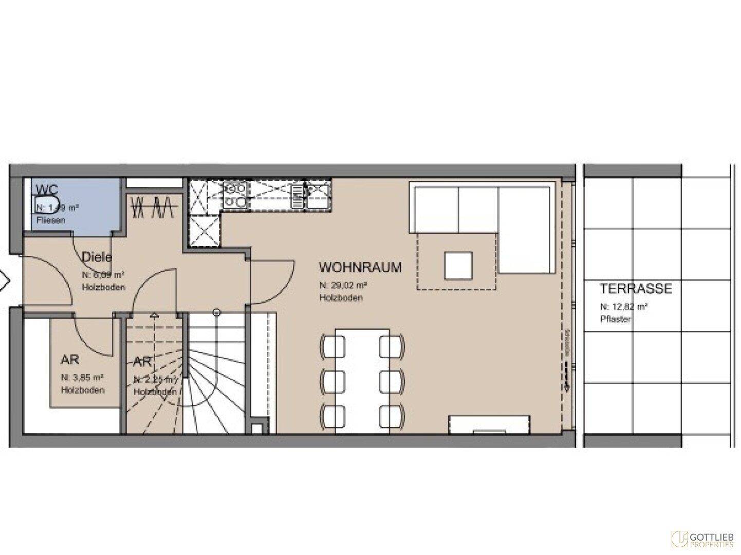 Grundriss der unteren Ebene mit Wohnraum, Essbereich, WC, Abstellräumen und Terrasse.