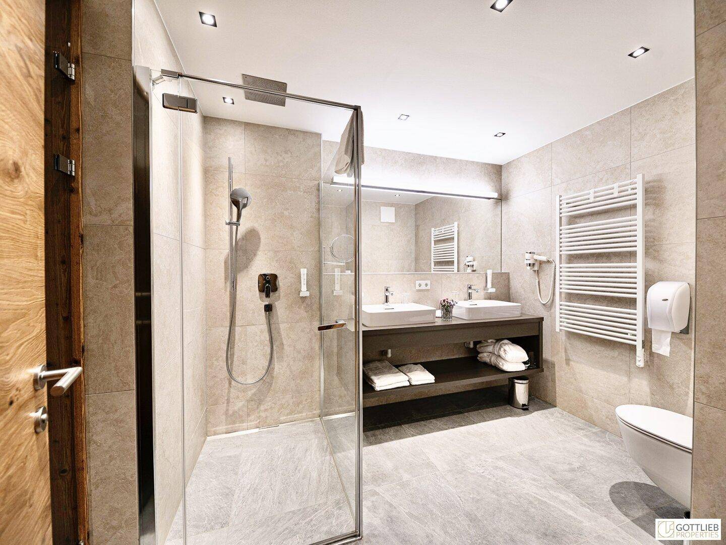 Modernes Badezimmer mit begehbarer Dusche, Doppelwaschbecken und beheiztem Handtuchhalter.