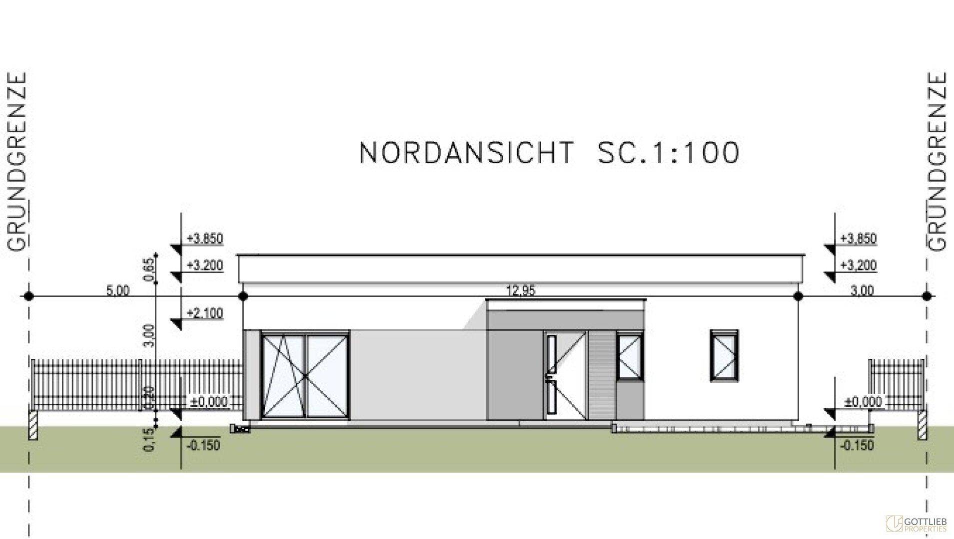 Nordansicht des Gebäudes mit großen Fensterfronten und einer Zugangsrampe, zeigt die moderne Fassadengestaltung.
