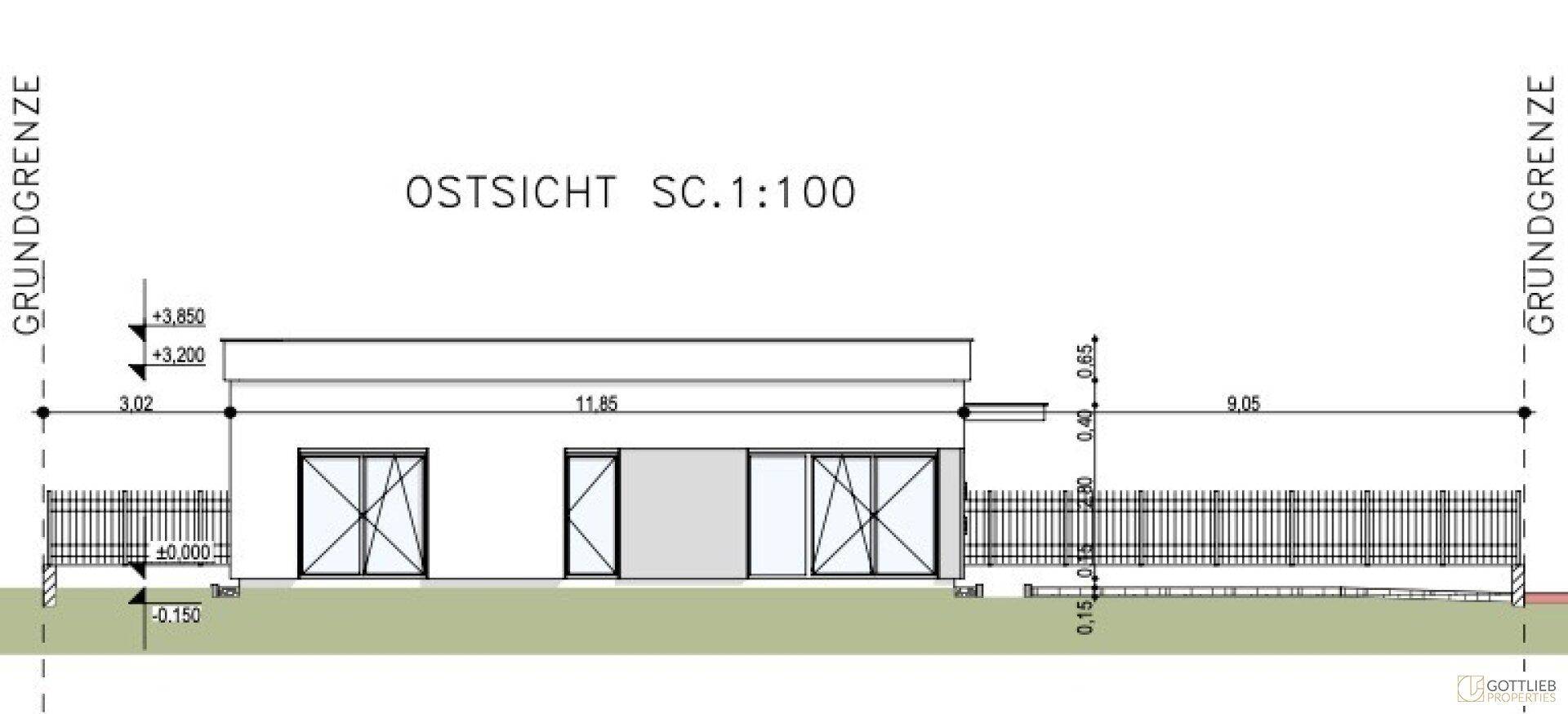 Ostansicht des Gebäudes mit mehreren großen Fensterfronten und einer Rampe am Eingangsbereich.