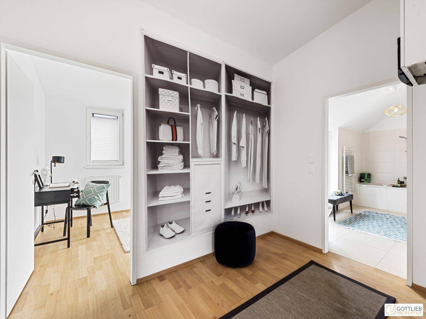 Praktischer begehbarer Kleiderschrank mit offenem Regalsystem, verbindet Schlafzimmer und Bad.