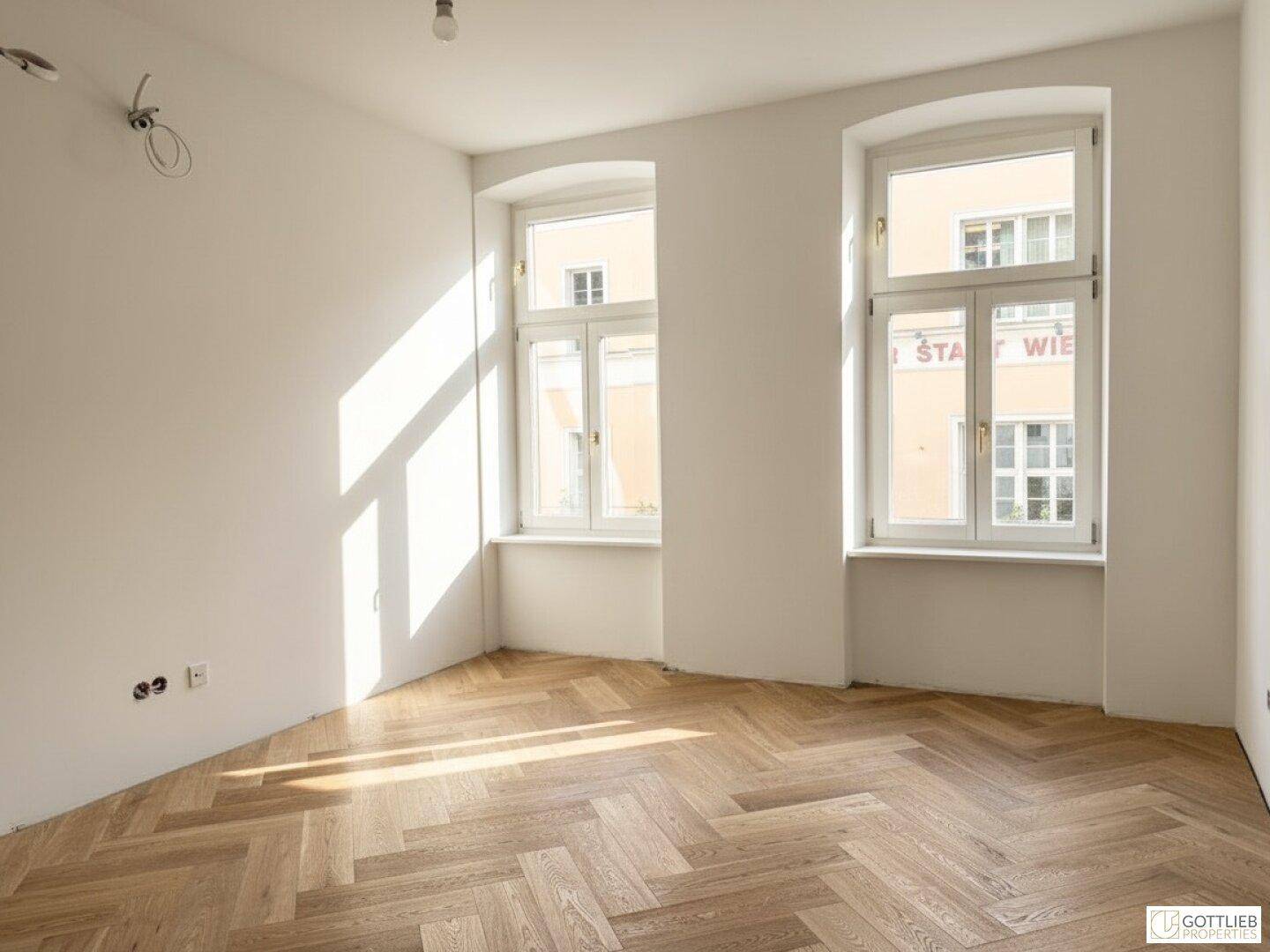 Sonniger Raum mit Fischgrätparkett und hohen Fenstern, bietet eine angenehme Wohnatmosphäre.