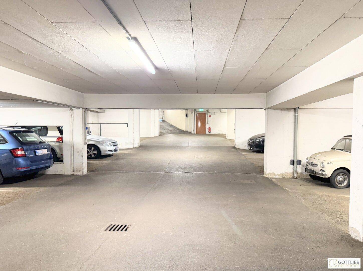 Tiefgarage mit mehreren Stellplätzen und ausreichend Platz für Fahrzeuge der Bewohner.