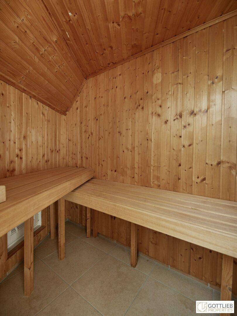 Gemütliche Holzsauna mit bequemen Bänken für entspannende Wellnessmomente.