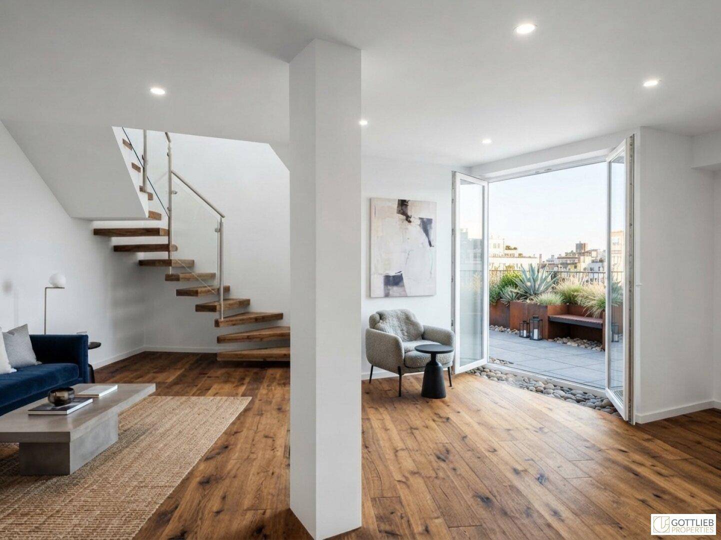 Geräumiges Wohnzimmer mit Holzboden, eleganter Treppe und direktem Zugang zur Dachterrasse.