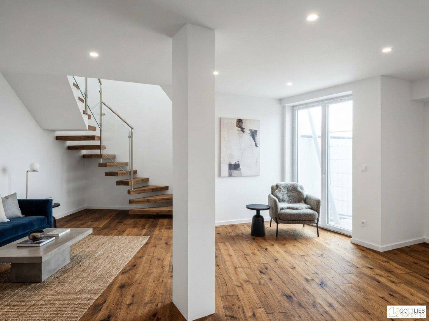 Modernes Wohnzimmer mit Holzboden, offener Treppe und Zugang zu einem französischen Balkon.