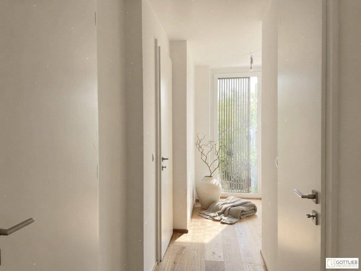 Heller Flur mit Holzboden und einem großen Fenster am Ende, das Tageslicht hereinlässt.