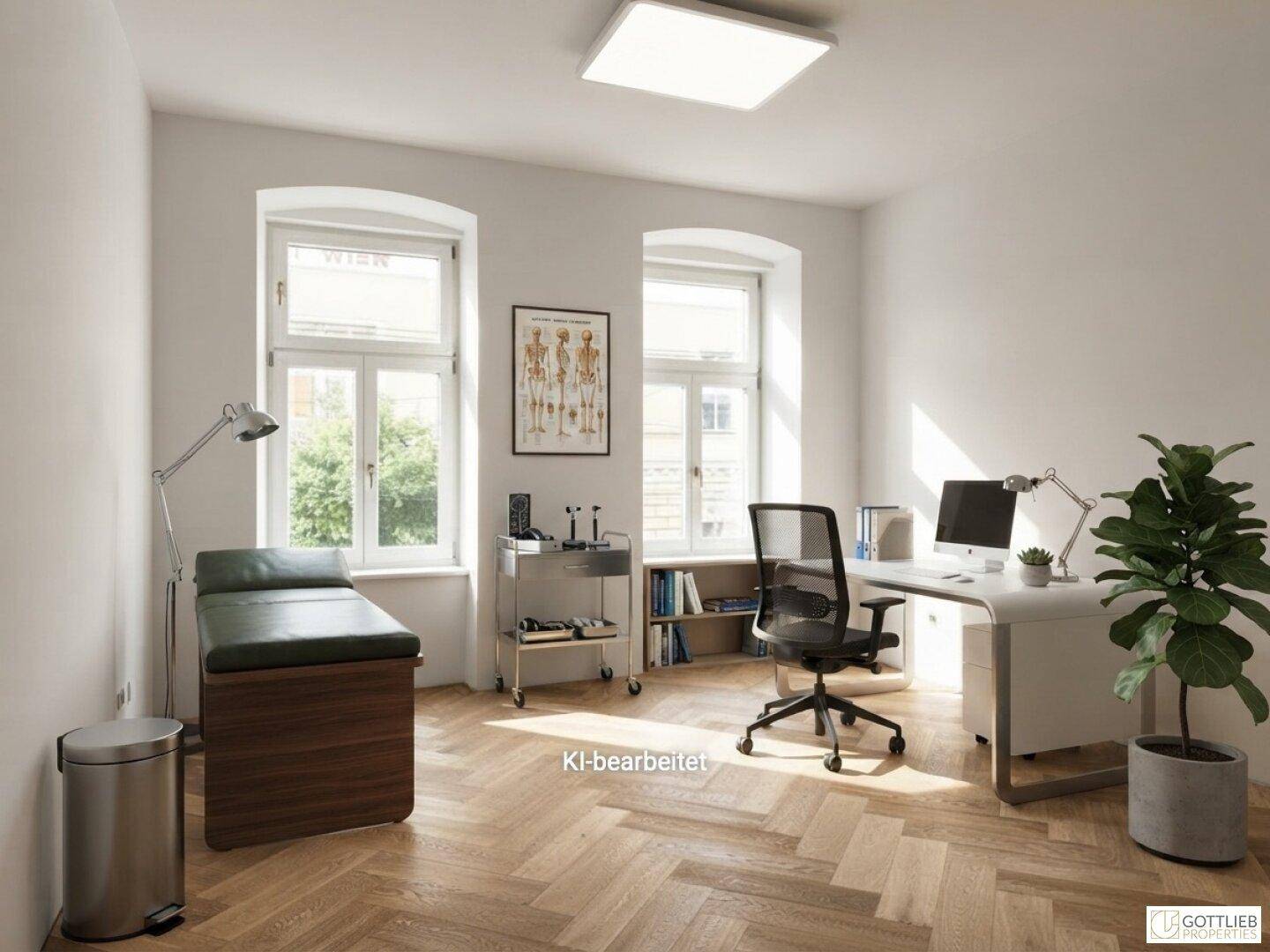 Behandlungszimmer oder Büro mit Untersuchungsliege, Schreibtisch und Fischgrätparkett, gut beleuchtet durch große Fenster.