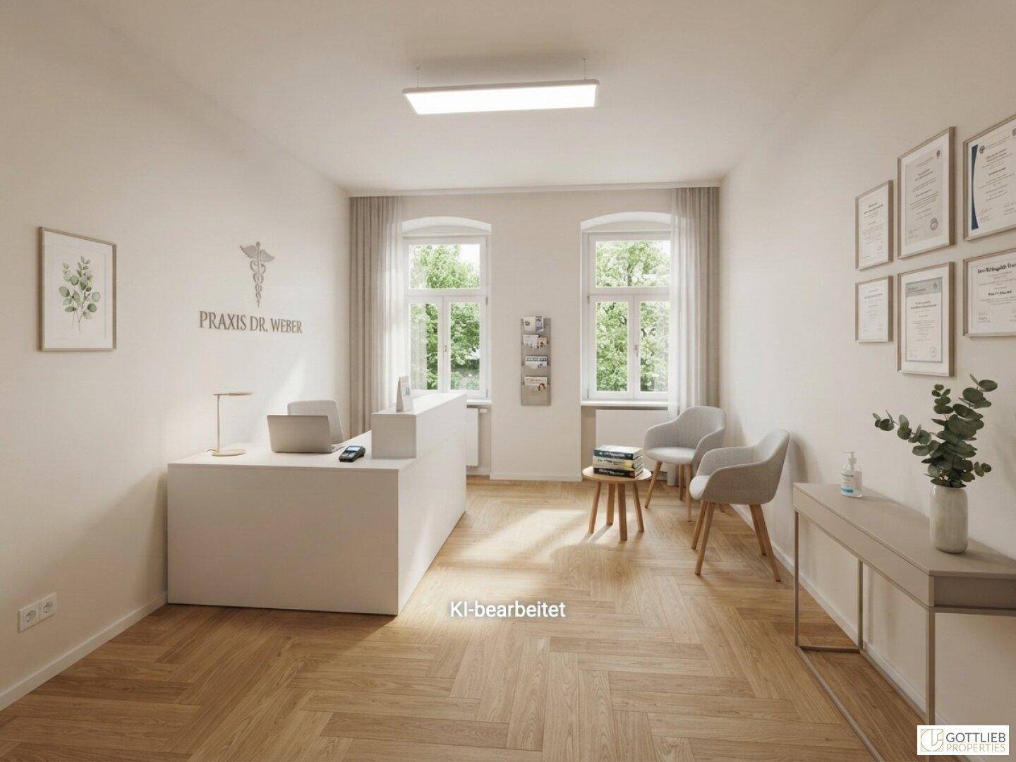 Moderner Empfangsbereich einer Praxis mit hellem Fischgrätparkett und großen Fenstern, die viel Licht hereinlassen.