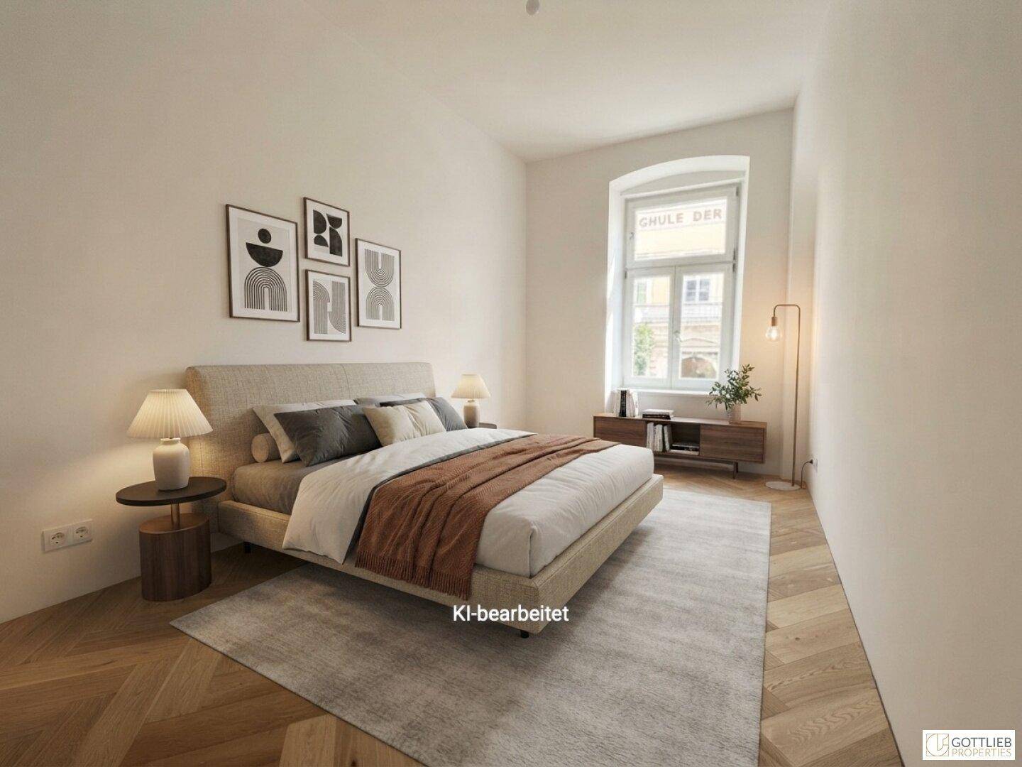 Helles Schlafzimmer mit großem Bett, Nachttischen und einem Teppich auf Fischgrätparkett.