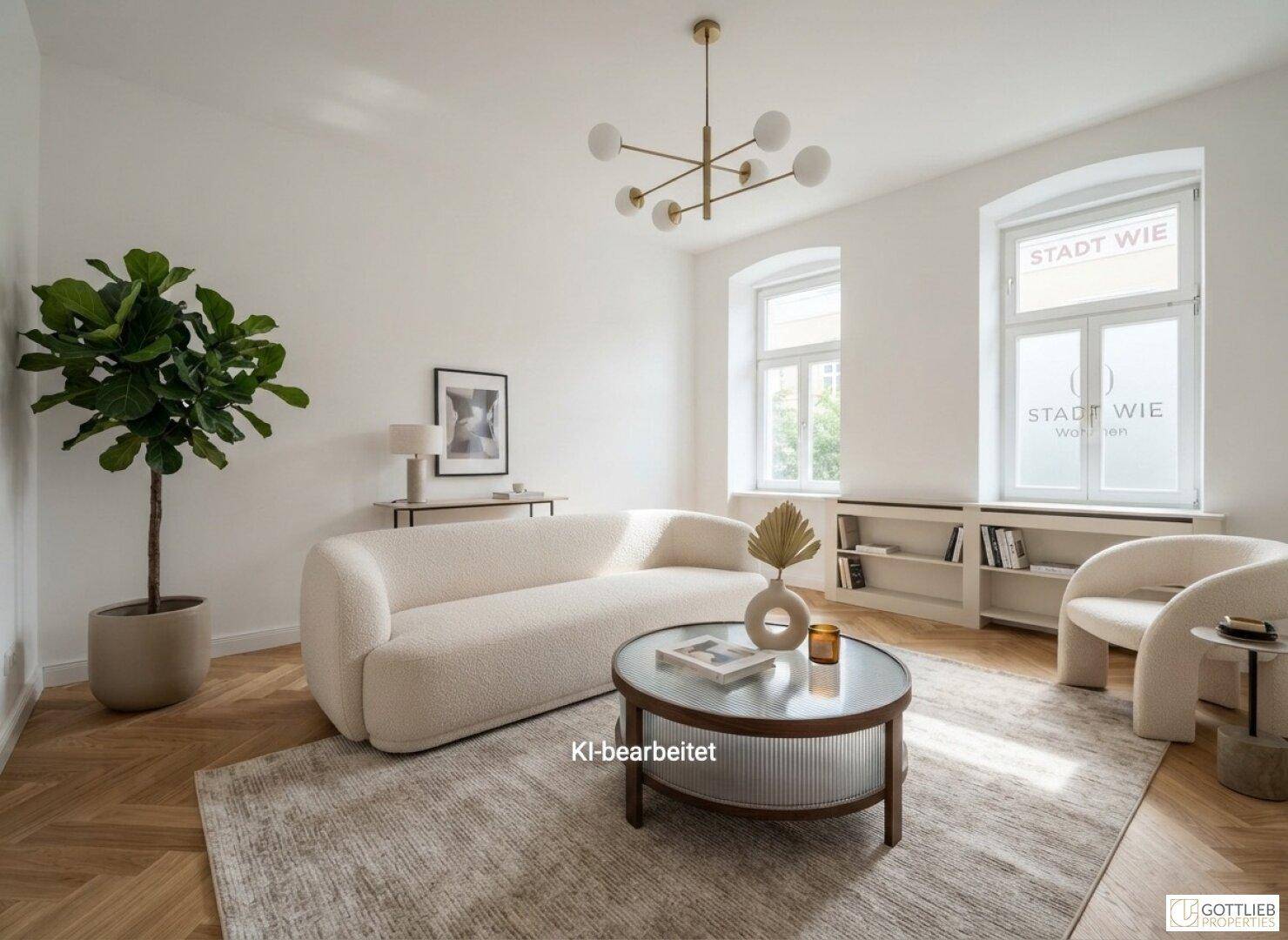 Stilvolles Wohnzimmer mit hellem Sofa, dekorativer Pflanze und Bücherregal unter den Fenstern.