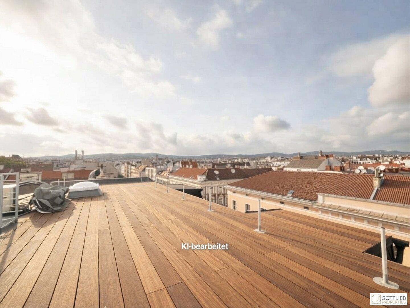 Weitläufige Dachterrasse mit Holzboden und Panoramablick über die Stadt an einem sonnigen Tag.