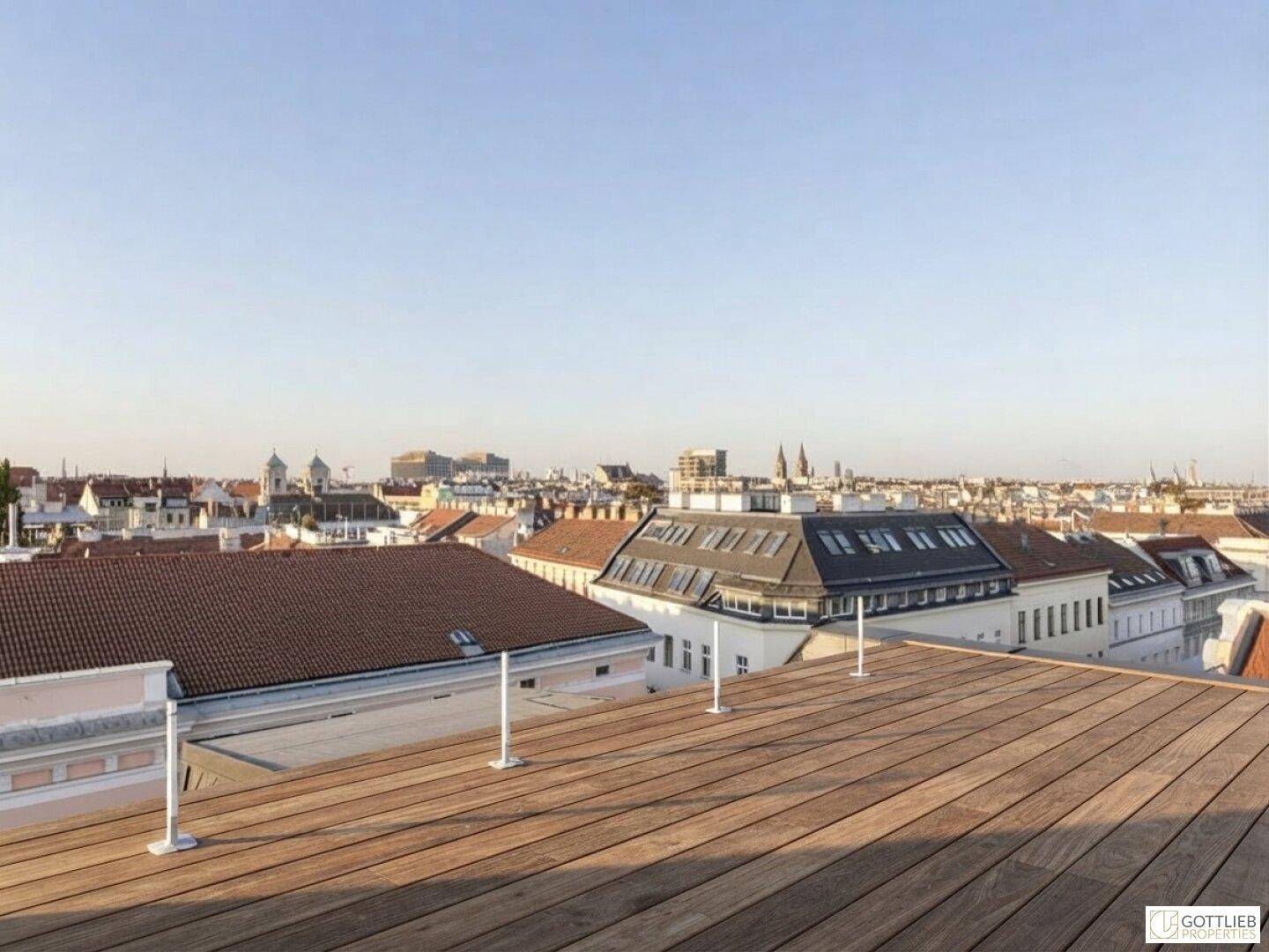 Weitläufige Dachterrasse mit Holzboden und Blick über die Stadtlandschaft an einem klaren Tag.