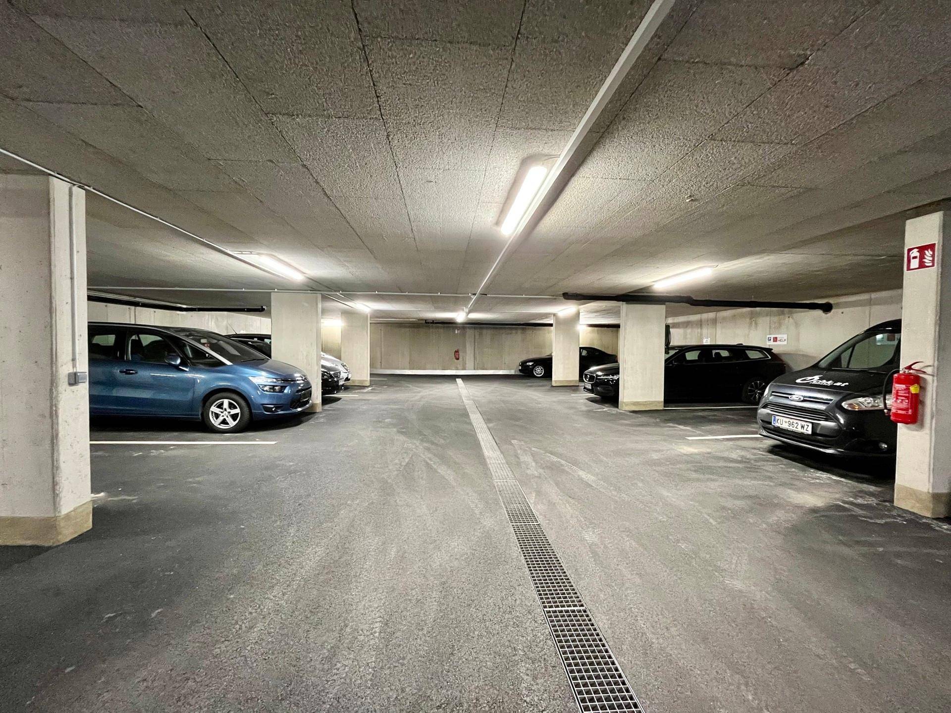 Geräumige Tiefgarage mit zahlreichen Stellplätzen und solider Betonkonstruktion.