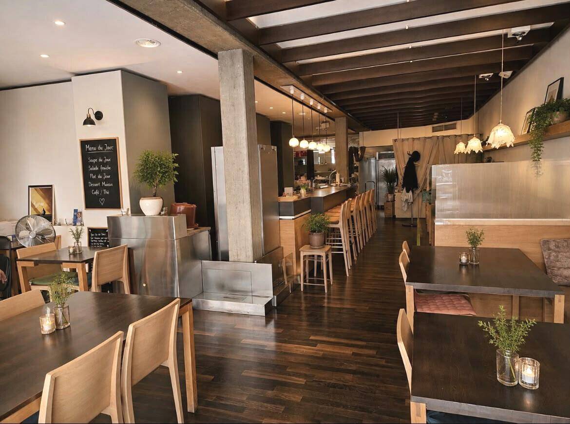 Blick auf den Barbereich und weitere Sitzgelegenheiten in diesem modernen Restaurant.