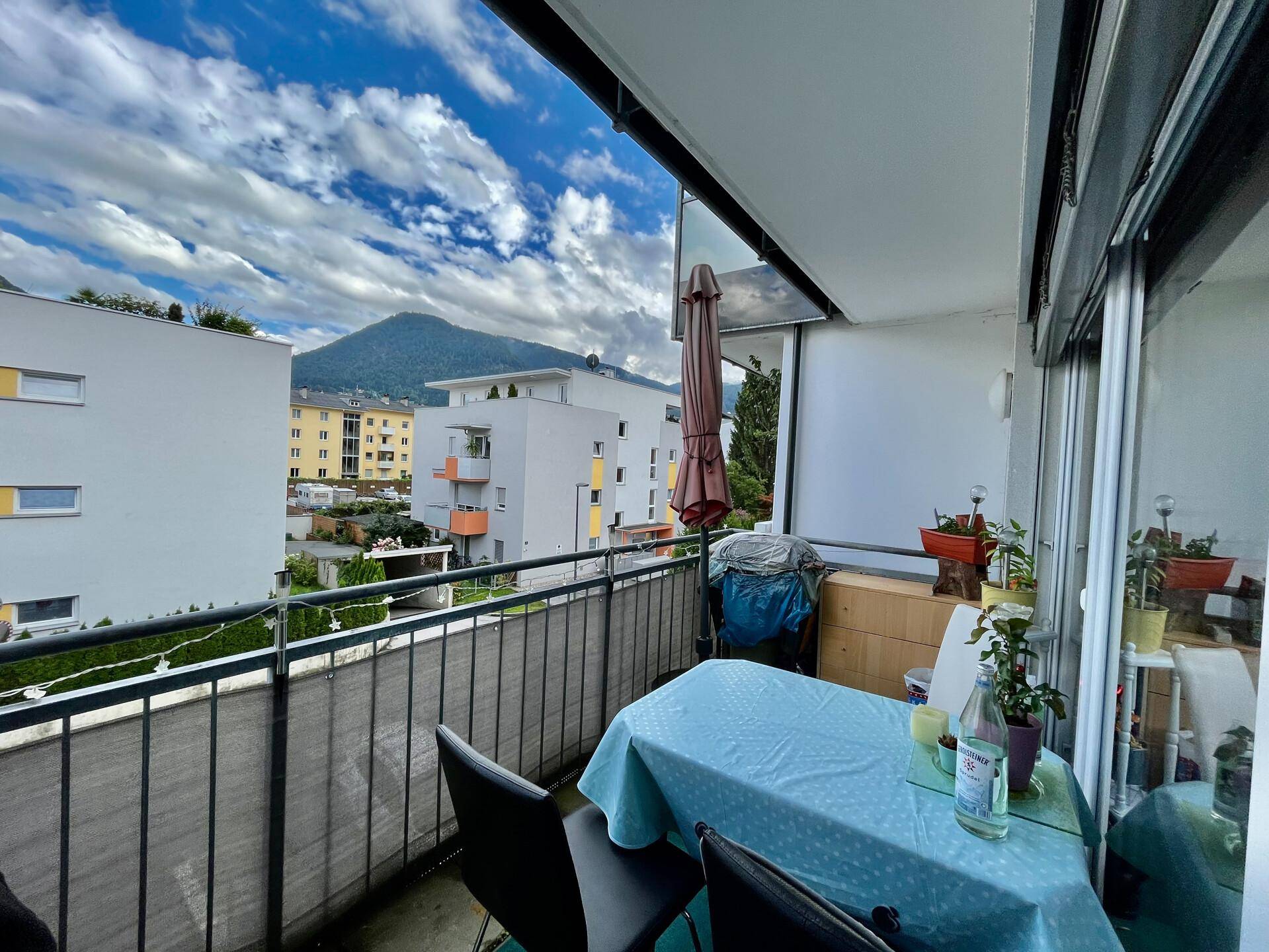 Möblierter Balkon mit Bergblick und Aussicht auf die umliegende Wohngegend.