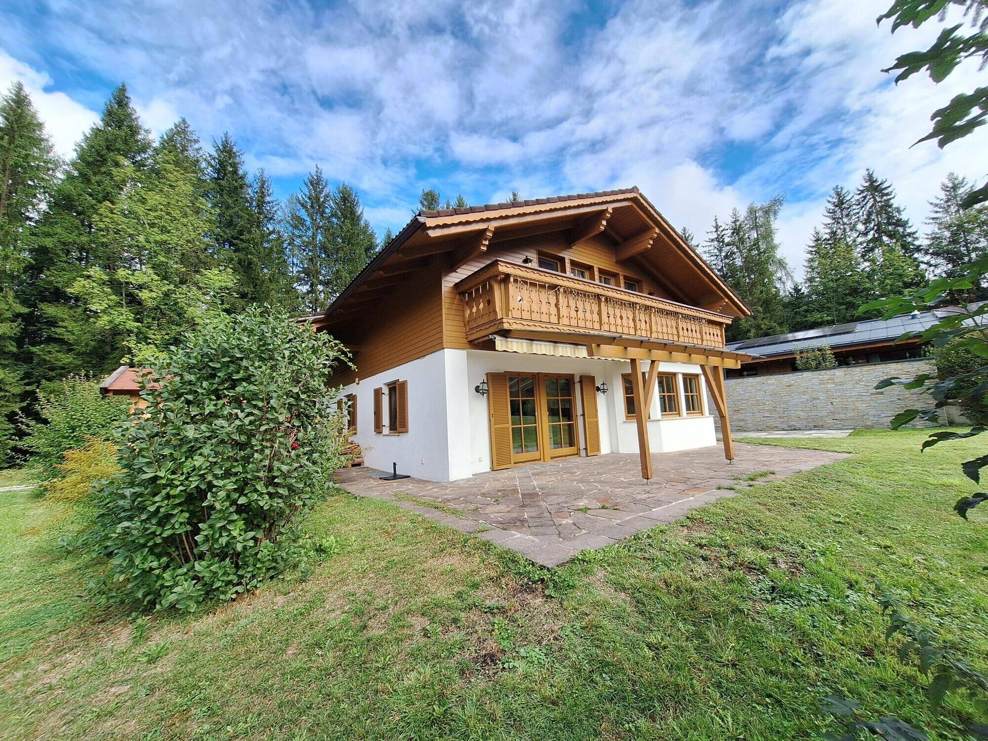 Charmantes Haus im alpenländischen Stil mit Balkon, Terrasse und weitläufigem Gartenbereich.
