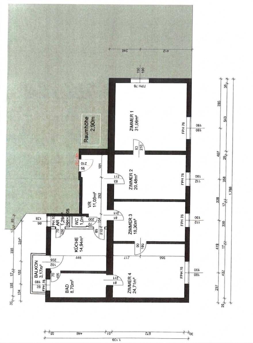 Grundriss einer Wohnung mit vier Zimmern, Küche, Bad und Balkon, übersichtlich dargestellt.