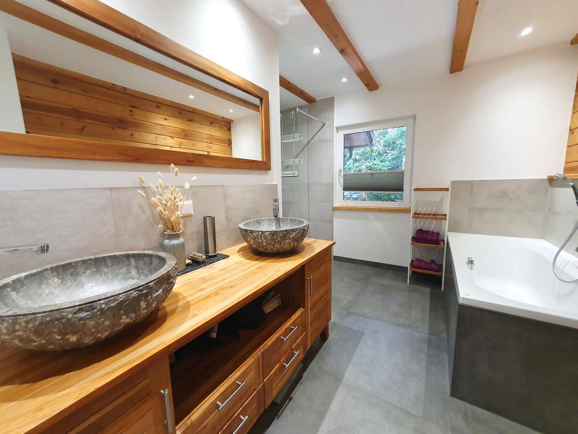 Bad m. Dusche, Wanne, WC