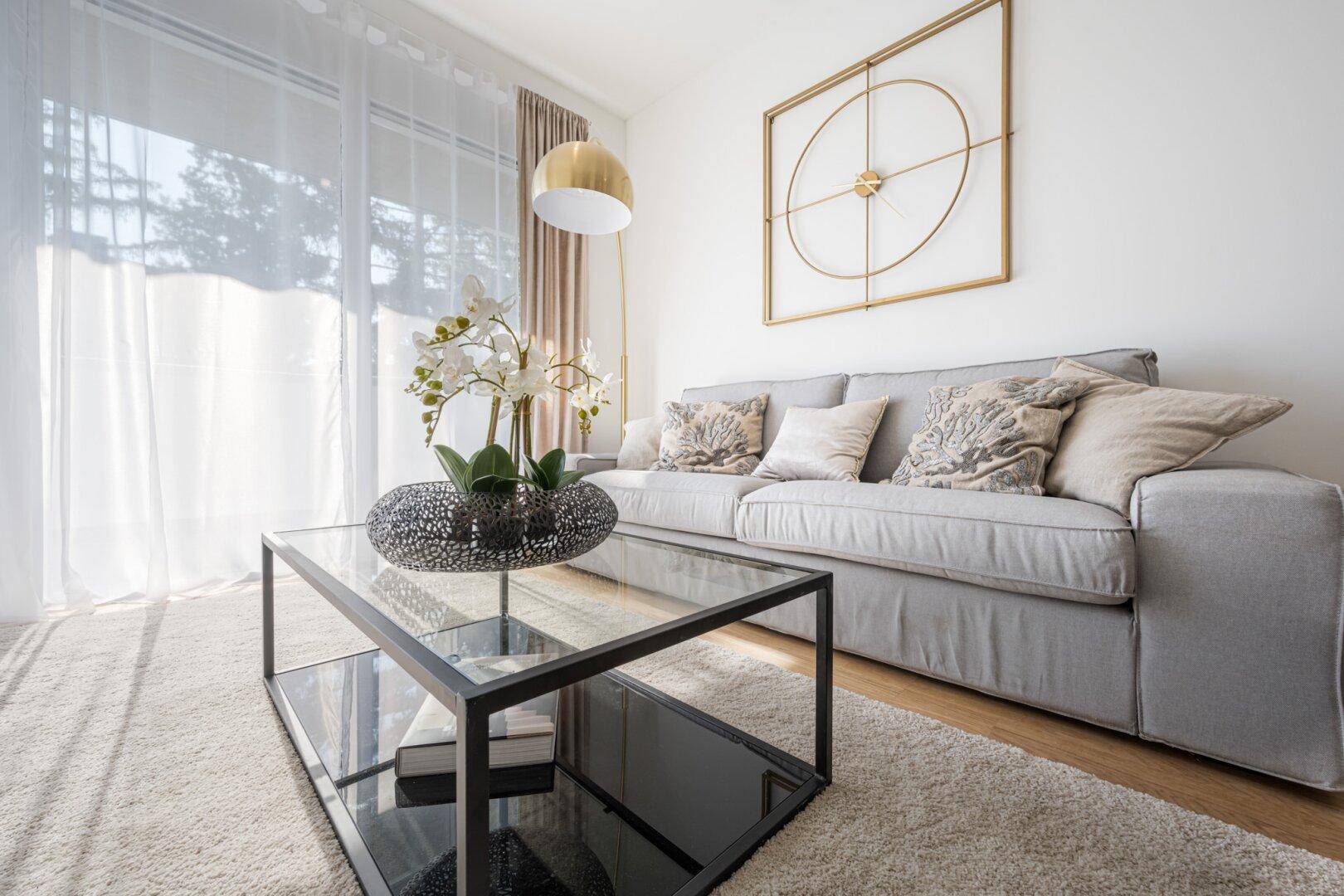 Gemütlicher Wohnbereich mit großem Sofa, Couchtisch und viel Tageslicht.
