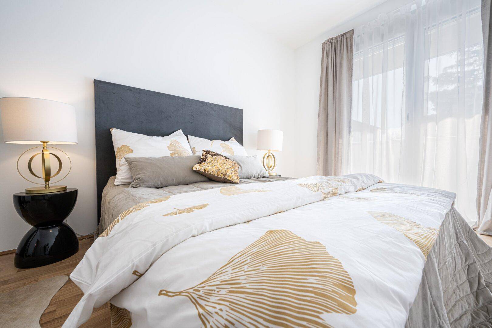 Helles Schlafzimmer mit bequemem Doppelbett und stilvollen Nachttischlampen.