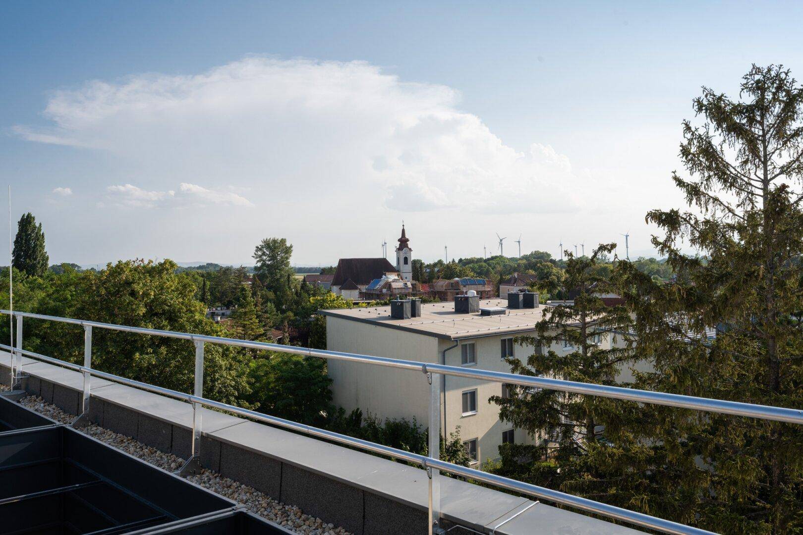Panoramablick von der Dachterrasse über die Stadt und die umliegende Landschaft.