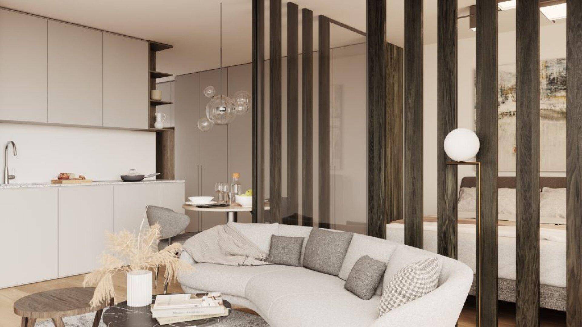 Moderner Wohnbereich mit geschwungenem Sofa, offener Küche und eleganten Holzlamellen als Raumteiler zum Schlafzimmer.