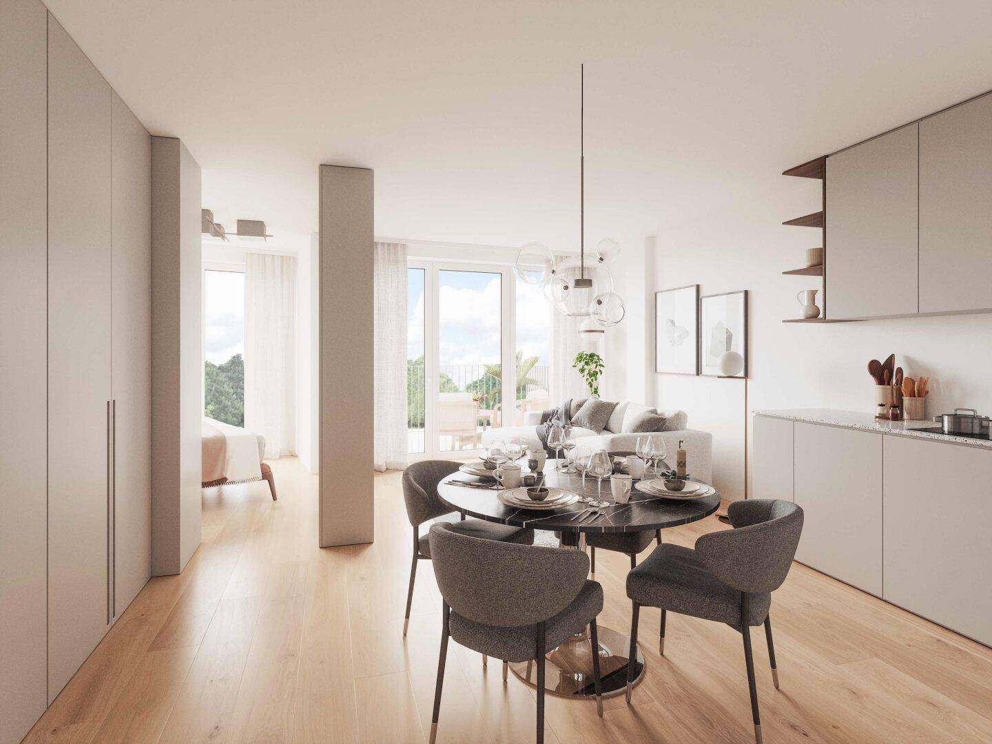 Heller, offener Wohn- und Essbereich mit moderner Küche, Holzboden und Zugang zum Balkon.