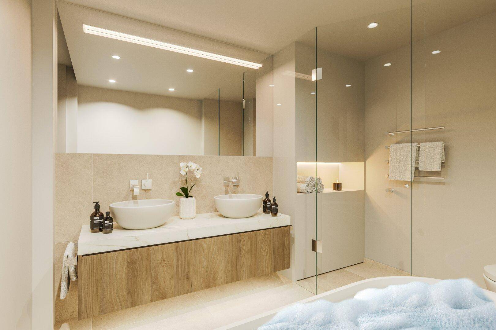 Luxuriöses Badezimmer mit Doppelwaschbecken, großer Spiegelfläche und begehbarer Dusche.