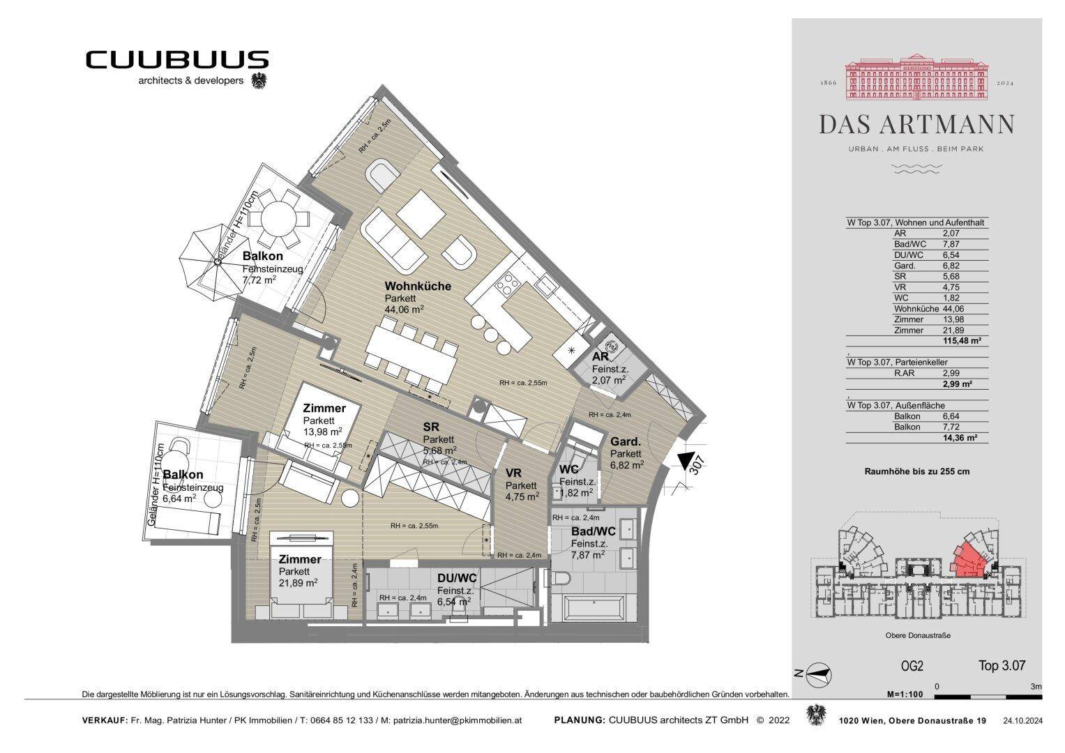 Grundriss einer Dachgeschosswohnung mit zwei Balkonen, offenem Wohnbereich und mehreren Zimmern.