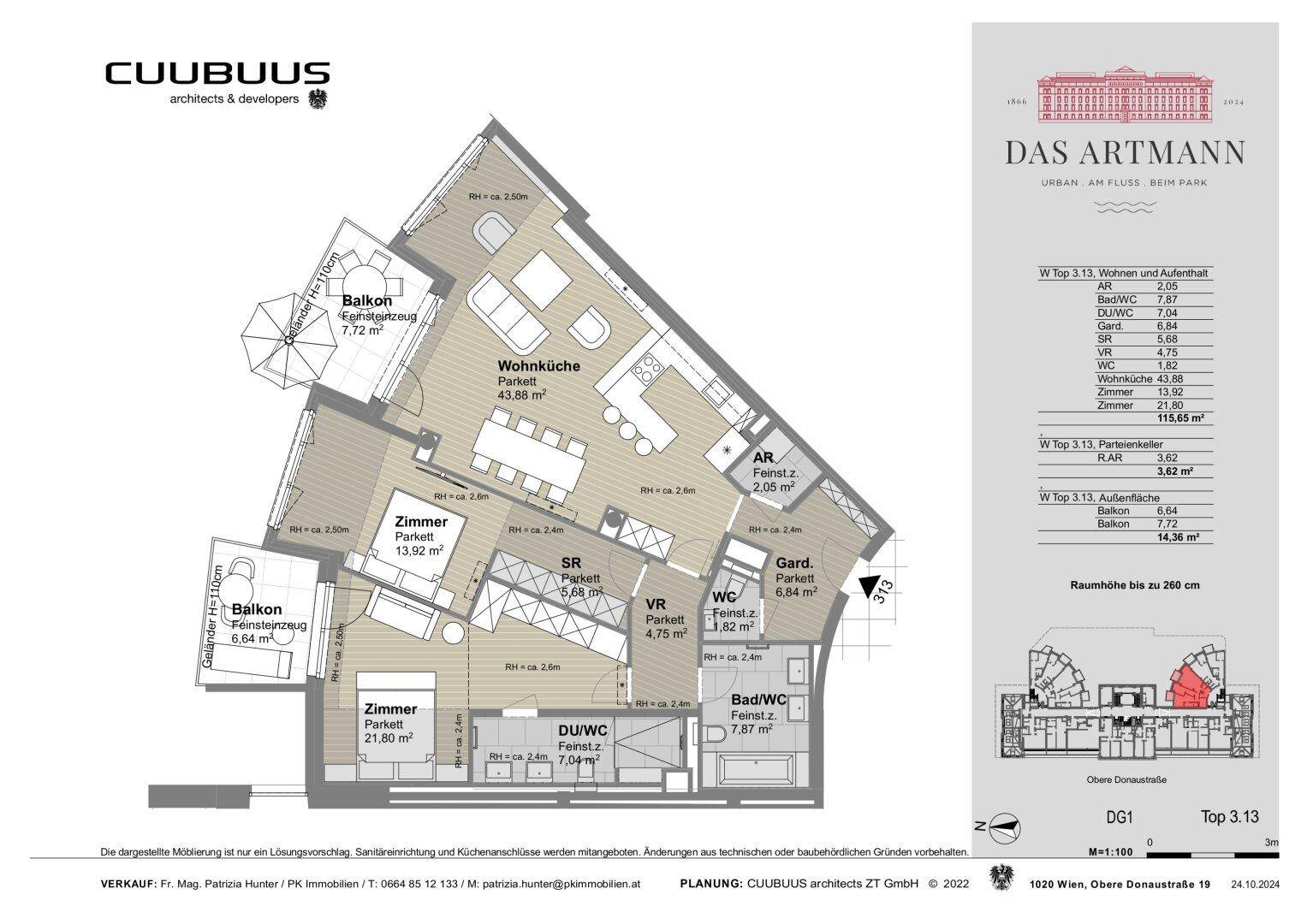 Grundriss einer Dachgeschosswohnung mit offenem Wohnbereich, zwei Balkonen und mehreren Zimmern.