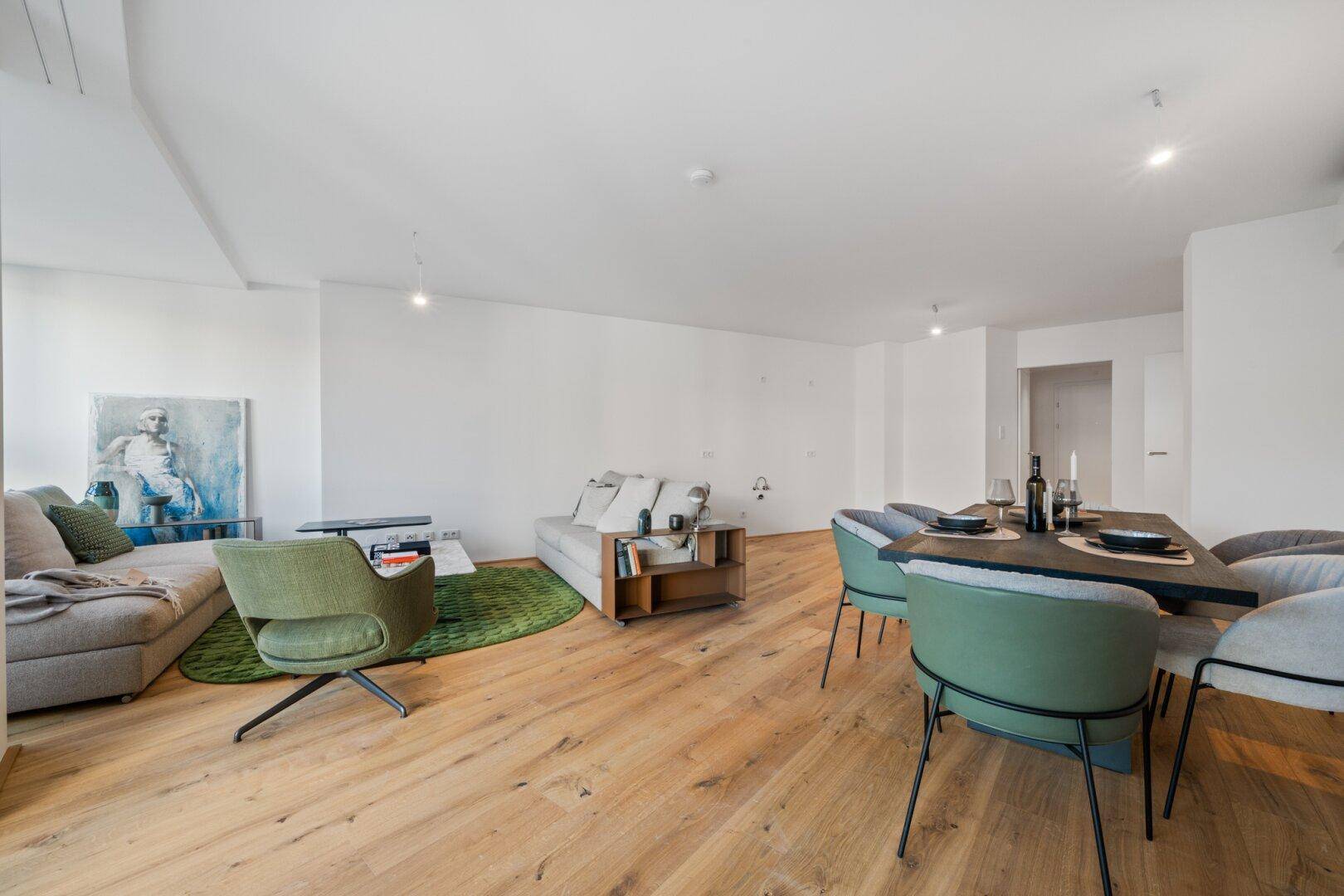 Geräumiger Wohn-Essbereich mit Holzboden, moderner Einrichtung und viel Platz zum Entspannen.