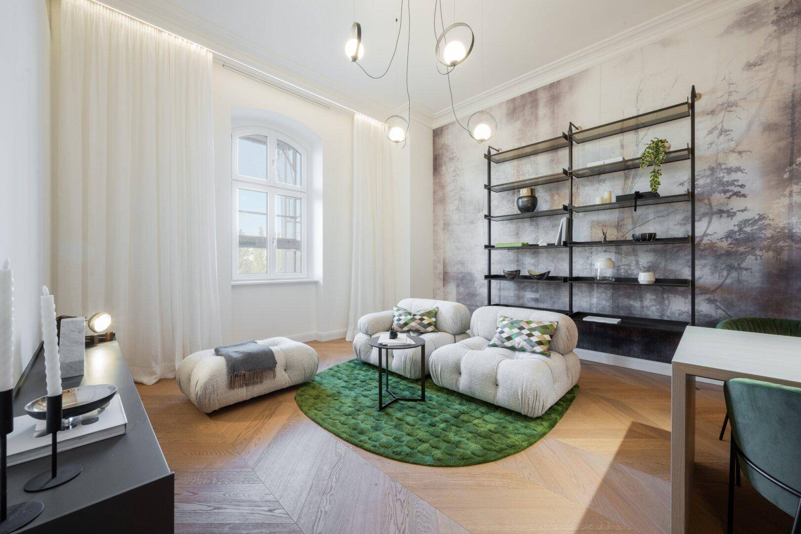 Helles Wohnzimmer mit Fischgrätparkett, modernen Möbeln und einer auffälligen Wandtapete.
