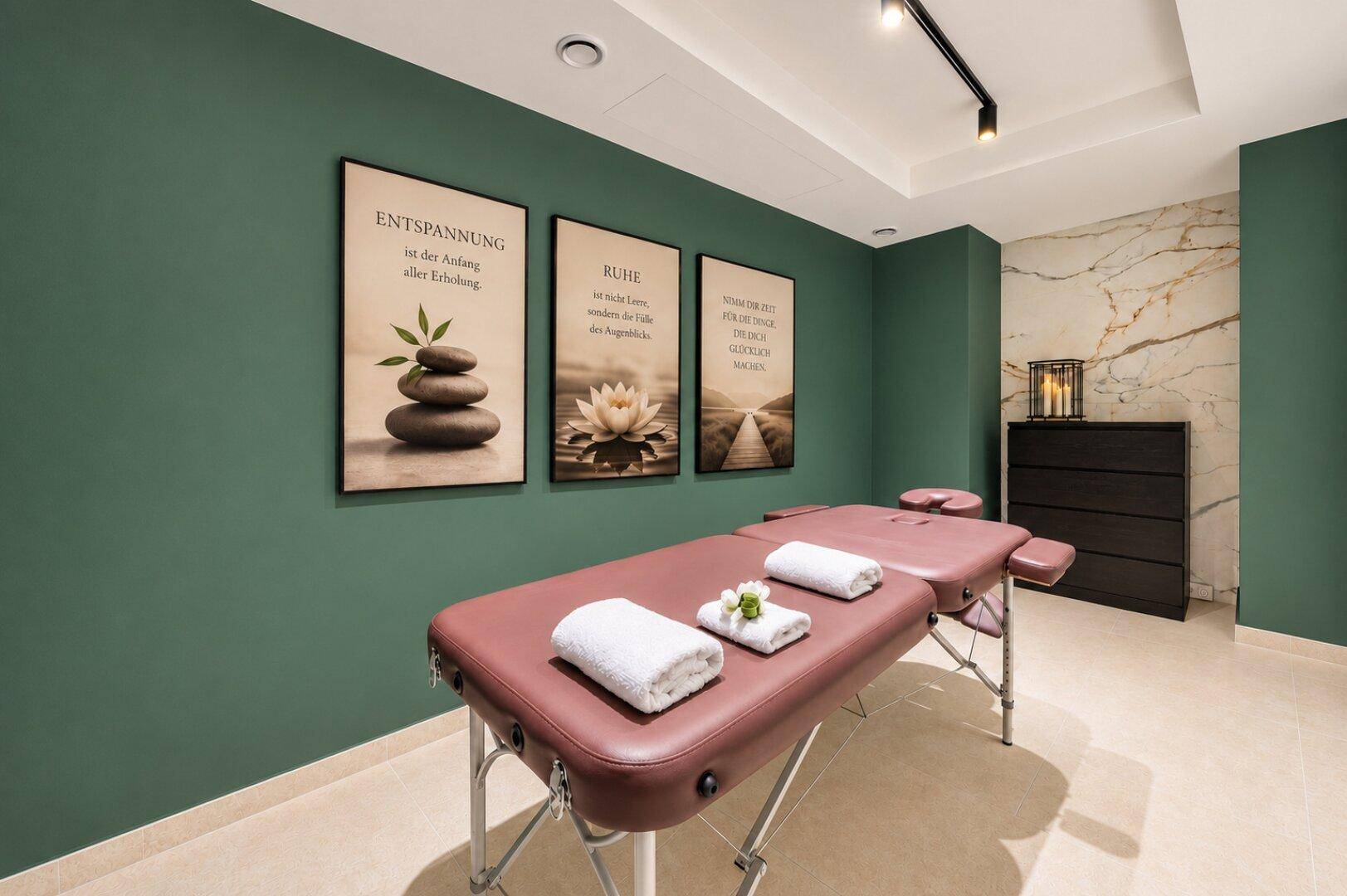 Entspannender Wellnessbereich mit Massageliege, beruhigender Wandfarbe und indirekter Beleuchtung.