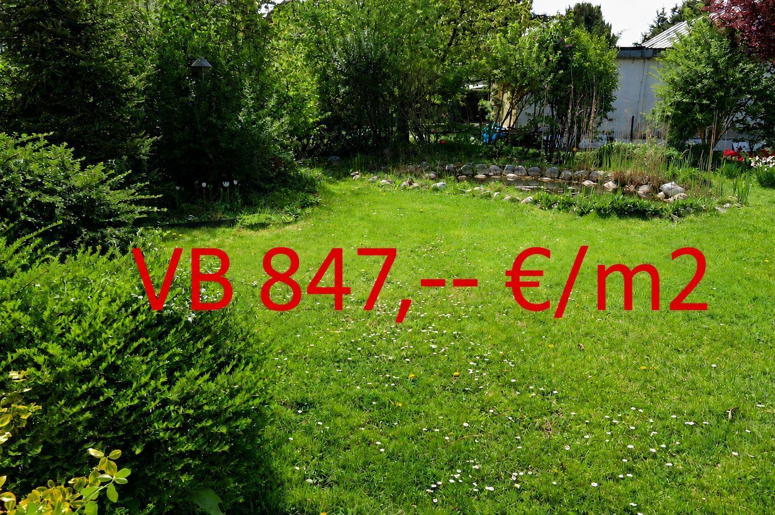 Weitläufige grüne Rasenfläche des Gartens mit einem Preisangebot pro Quadratmeter im Vordergrund.