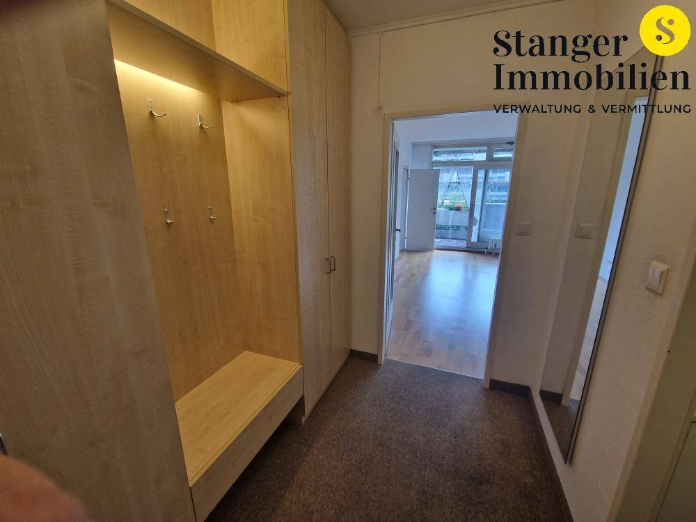 Eingangsbereich mit praktischen Einbauschränken und Garderobe, die viel Stauraum bieten.