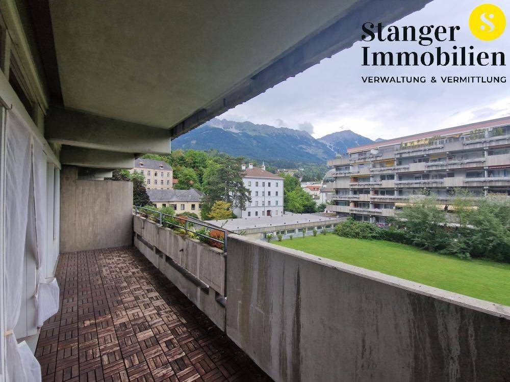 Geräumiger Balkon mit Holzboden und beeindruckendem Panoramablick auf die umliegende Berglandschaft.