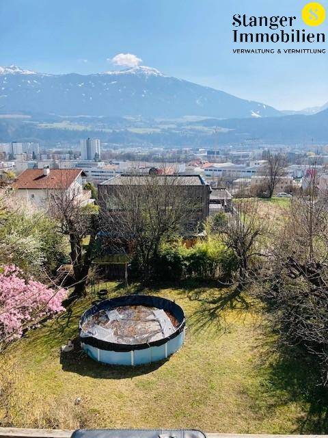 Weitläufiger Blick vom Grundstück über die Stadt auf die umliegende Berglandschaft.