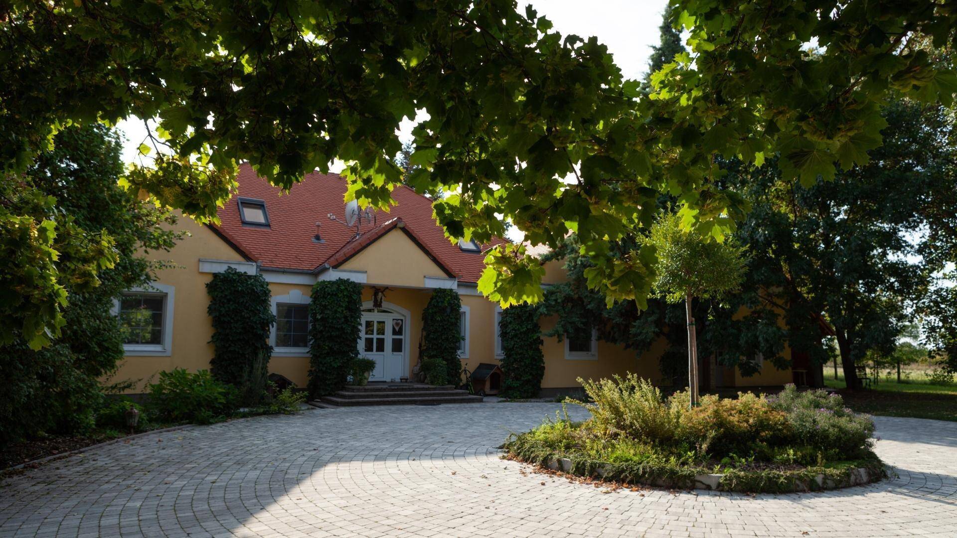 JETZT die Gelegenheit nutzen: Reiterparadies in Ungarn - Traumvilla OHNE Nachbarn - 8 Hektar Traumgrund mit Entwicklungspotenzial - 1h von Wien/15 Minuten zur Grenze Pamhagen - Ansicht 3