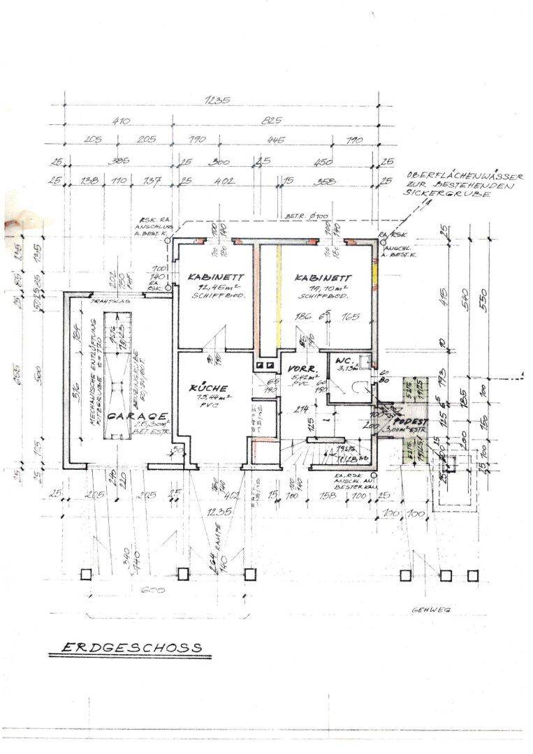 Grundriss des Erdgeschosses mit Garage, Küche, Vorratsraum und zwei Kabinetten.