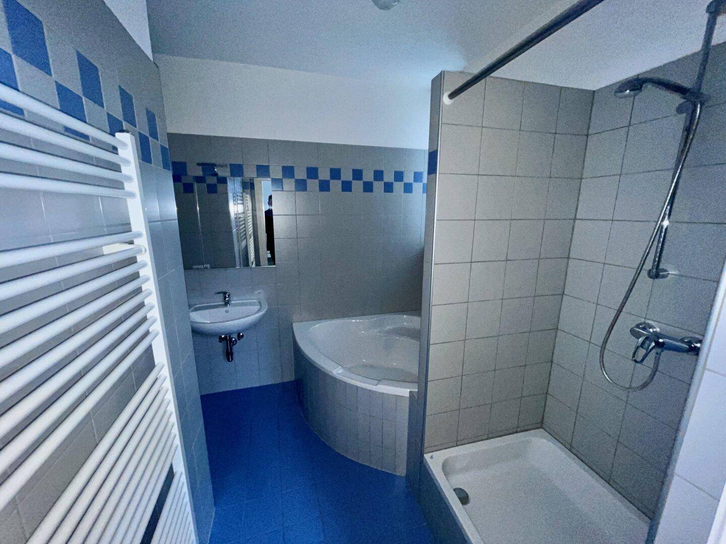Badezimmer Dusche und Wanne